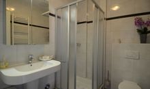 Badezimmer mit Dusche/WC