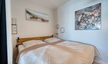 Schlafzimmer mit Doppelbett
