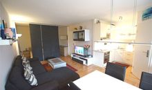 Wohnzimmer mit Essbereich und Küche