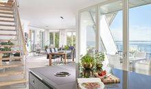 Wohn- und Kochbereich mit Treppe zur Turmterrasse