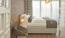 1. Schlafzimmer mit Boxspringbett