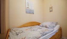 Einzelbett im Kinderzimmer