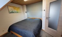 Schlafzimmer mit Doppelbett