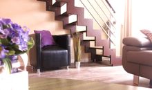 Wohnzimmer mit Treppe