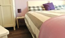 Schlafzimmer mit Doppelbett