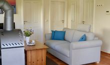 Wohnbereich mit Kamin und Schlafcouch (Federkernmatraze)
