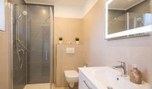 Das Tageslichtbad mit Dusche und WC