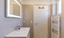 Das Tageslichtbad mit Dusche und WC