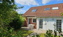 Haus Biberburg mit Eingangsbereich und Terrasse (jetzt mit Einzäunung)