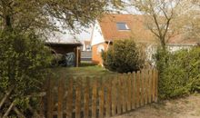 Blick auf Haus und Carport