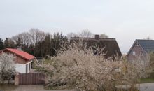 Blick vom Wohnzimmer auf gegenüberliegende Bebauung. Meerblick zwischen den Häusern