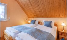 Schlafzimmer mit zwei zusammenstehenden Einzelbetten