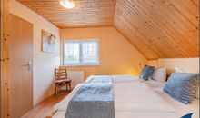 Schlafzimmer mit zwei zusammenstehenden Einzelbetten