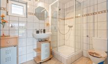 großes Badezimmer mit Dusche im Erdgeschoss