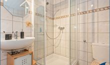 großes Badezimmer mit Dusche im Erdgeschoss