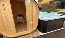 Fasssauna und Whirlpool