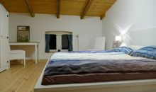 großes Schlafzimmer mit Doppelbett
