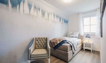 Flur mit Blick zum Wohnzimmer und Badezimmer