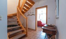 Flur und Treppe ins Obergeschoss