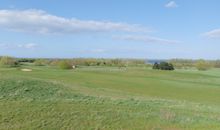 Blick übers Greenfee und die Ostsee