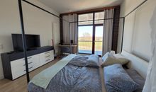 Schlafzimmer mit Blick zum Balkon
