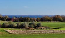 Blick vom Balkon auf Golfplatz und Wismar