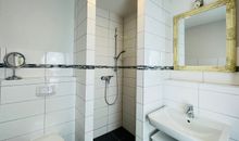 Das Bad mit ebenerdiger Dusche