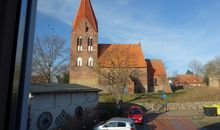 Kirche u. ihr Parkplatz