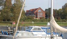 Die Ferienanlage im Hintergrund