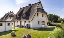 Dünenrose und Tuttelduuv unter Reet mit Kamin und Garten