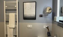 Das Bad mit Dusche und WC
