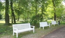 Parkbänke in der Residenz am Kurpark Warnemünde