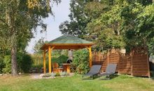 Bungalow mit Garten bei Nacht