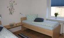 Zwei-Bett-Schlafzimmer mit Aufbettungsmöglichkeit