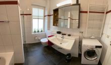 Großes Bad mit Dusche, Wanne und Waschmaschine