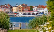 Aussicht auf die Stadt Kappeln an der Schlei mit Ausflugsschifffahrt.