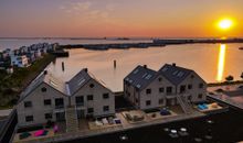 Blick auf die Rootop Garden Apartment im Ostseeresort Olpenitz - Abendstimmung.