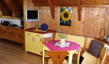 Wohnzimmer mit offener Küche