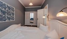 Schlafzimmer mit Doppelbett und Schrank