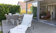 Terrasse 1 mit gedecktem Tisch und Strandliege