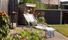 Terrasse 2 mit Blick auf das Saunahaus mit Außendusche
