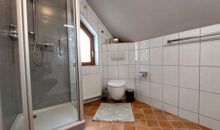 Badezimmer mit Dusche