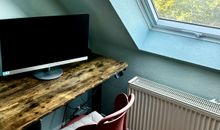 moderner Schreibtisch mit Monitor