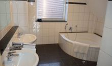 Bad mit Badewanne und Dusche