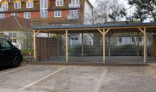 Parkplatz und abgeschlossener Fahrradbereich