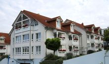 Wohnzimmer mit Zugang zum Balkon