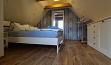 Kinderzimmer mit Doppelbett und Schlafcouch