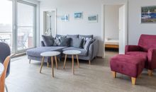Sofaecke und Durchgang zum zweiten Schlafzimmer