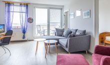 Sofa und Durchgang auf den Balkon