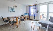 Wohnbereich mit Esstisch und TV